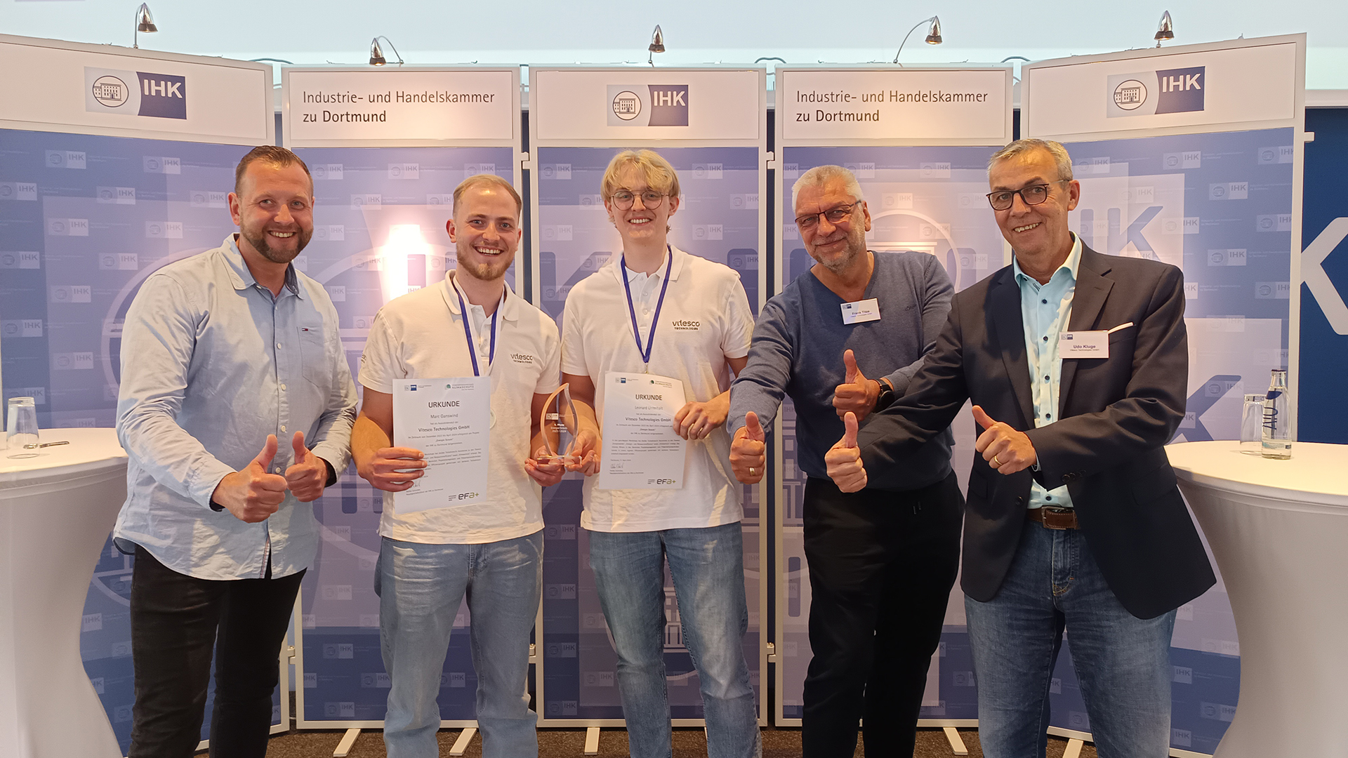 Ausbilder Marco Selter (l.), Frank Titze (Head of Maintenance, 2.v.r.) und Udo Kluge (Head of Focus Factory, r.) freuen sich über den Erfolg ihrer „Energiescouts“ Mark Ganswind und Leonard Unterhalt