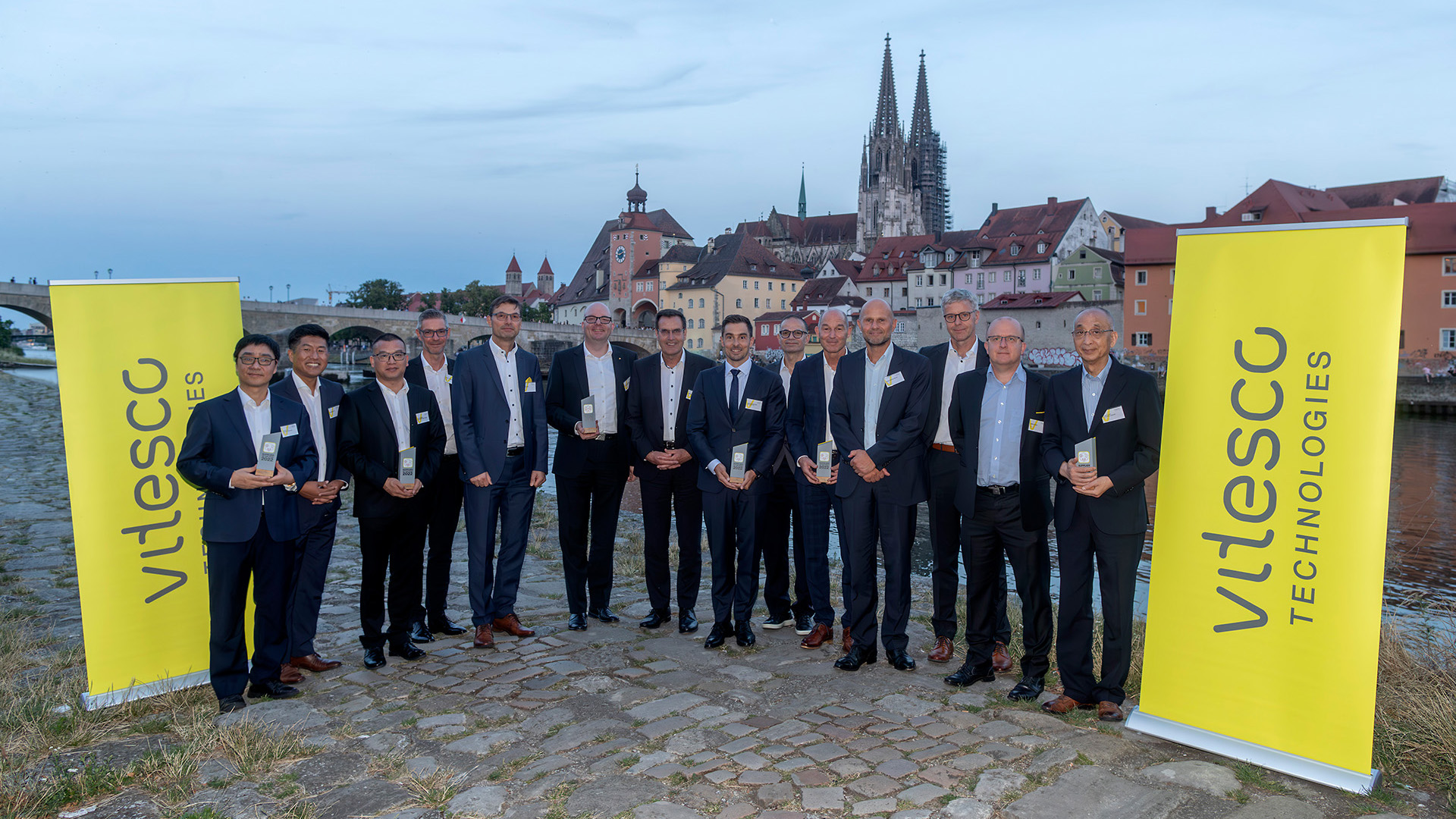 The award winners with CEO Andreas Wolf (center) with Peter Reidegeld, head of Purchasing (third from right).