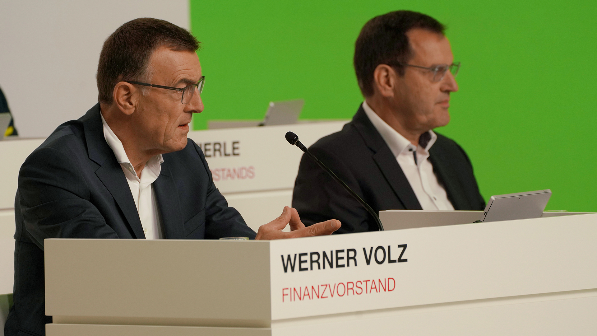 Jahreshauptversammlung von Vitesco Technologies Group AG am 05. Mai 2022: CFO Werner Volz und CEO Andreas Wolf.